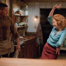 Jessica Chastain danza di fronte a Tom Hardy in una scena di Lawless
