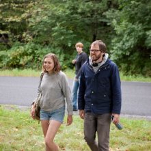 La fuga di Martha: il regista Sean Durkin sul set del film insieme alla protagonista Elizabeth Olsen