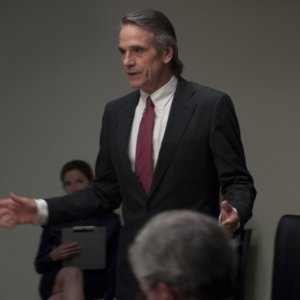 Margin Call: Jeremy Irons spiega le sue ragioni ai suoi soci in una scena del film