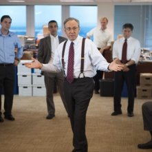 Margin Call: Kevin Spacey con la sua squadra di collaboratori in una scena del film