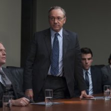 Margin Call: Kevin Spacey in piedi in una scena del film affiancato da Paul Bettany e Zachary Quinto