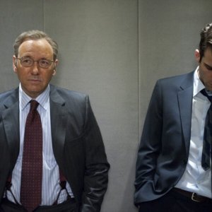 Margin Call: Kevin Spacey insieme a Zachary Quinto in una scena