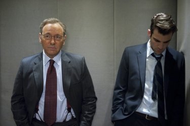 Margin Call: Kevin Spacey insieme a Zachary Quinto in una scena