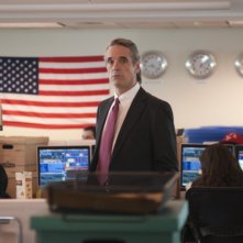 Margin Call: lo sguardo interlocutorio di Jeremy Irons in una scena del film