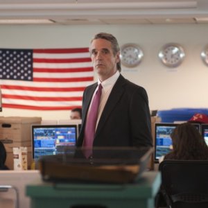 Margin Call: lo sguardo interlocutorio di Jeremy Irons in una scena del film