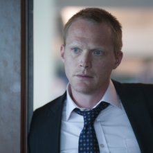 Margin Call: un'espressione preoccupata di Paul Bettany tratta dal film