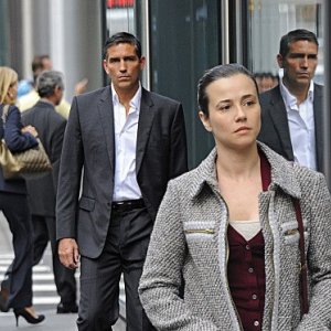 Person of Interest: Linda Cardellini e James Caviezel in una scena dell'episodio Cura Te Ipsum