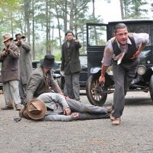 Shia Labeouf Ferito E Circondato Da Uomini Armati In Una Scena Di Lawless 238751