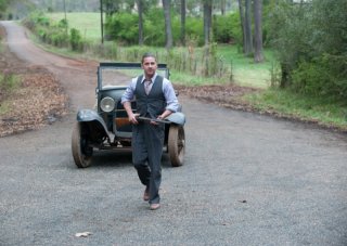 Shia LaBeouf imbraccia il fucile in una scena di Lawless