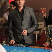 Daniel Bruhl al tavolo da gioco in The Pelayos