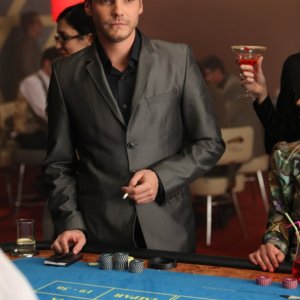 Daniel Bruhl al tavolo da gioco in The Pelayos