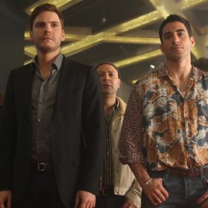 Daniel Brühl, Miguel Ángel Silvestre, Oriol Vila nella commedia The Pelayos