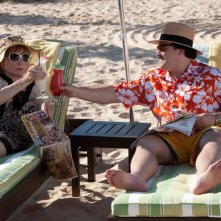 Jack Black e Shirley MacLaine in spiaggia nella black comedy Bernie
