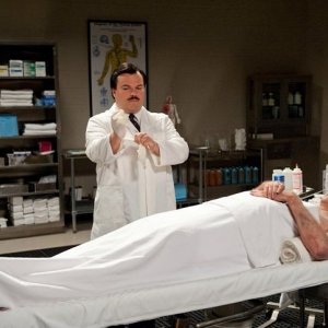 Jack Black è titolare di un'impresa di pompe funebri in Bernie