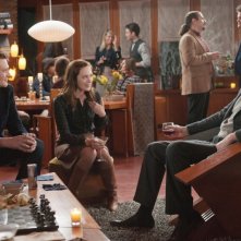 Jason Segel ed Emily Blunt in The Five-Year Engagement con Rhys Ifans