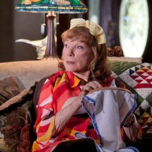 Shirley MacLaine impegnata a ricamare nella black comedy Bernie