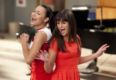 Glee: Naya Rivera e Lea Michele nell'episodio Addio, Whitney