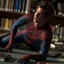 Andrew Garfield a terra in una scena di The Amazing Spider-Man