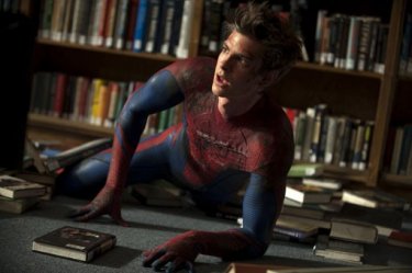 Andrew Garfield a terra in una scena di The Amazing Spider-Man