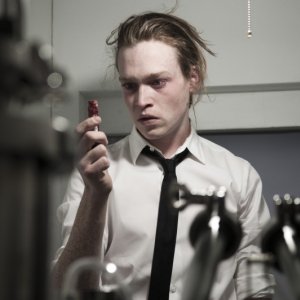 Antiviral: Caleb Landry Jones, protagonista del film, in una scena