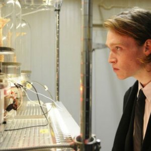 Antiviral: Caleb Landry Jones protagonista dell'horror diretto da Brandon Cronenberg, figlio di David, nella prima foto ufficiale