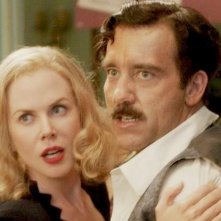 Nicole Kidman ijnsieme a Clive Owen in una scena d'azione di Hemingway & Gellhorn