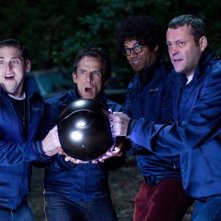 Richard Ayoade, Ben Stiller, Vince Vaughn e Jonah Hill con in mano una palla di ferro gigante in Neighborhood Watch