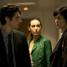 Trois mondes: i tre protagonisti Raphaël Personnaz, Clotilde Hesme ed Arta Dobroshi in una scena del film