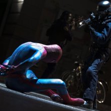 Andrew Garfield nei panni dell'Uomo Ragno minacciato da un soldato in una scena di The Amazing Spider-Man
