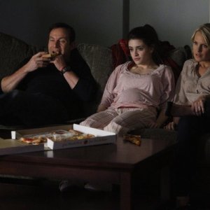 Awake: Jason Isaacs, Daniela Bobadilla e Laura Allen in una scena dell'episodio Slack Water