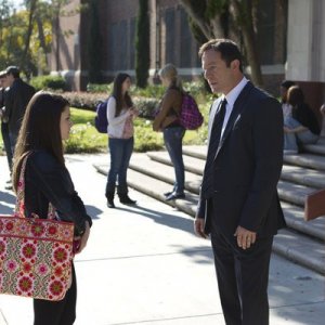 Awake: Jason Isaacs e Daniela Bobadilla nell'episodio Game Day