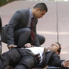 Awake: Jason Isaacs e Wilmer Valderrama nell'episodio Say Hello to My Little Friend