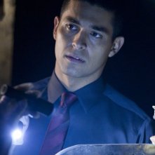 Awake: Wilmer Valderrama nell'episodio Game Day