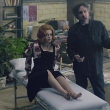 Dark Shadows: il regista Tim Burton insieme a Helena Bonham Carter sul set del film