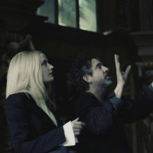 Dark Shadows: il regista Tim Burton insieme ad Eva Green sul set del film