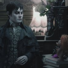 Dark Shadows: Johnny Depp alle prese con un troll di plastica in una scena del film