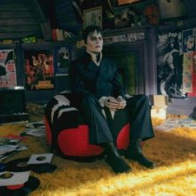 Dark Shadows: Johnny Depp impietrito tra i dischi in una scena del film