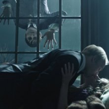 Dark Shadows: Johnny Depp in una bizzarra scena del film insieme a Jonny Lee Miller