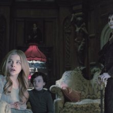 Dark Shadows: Johnny Depp in una scena del film insieme a Chloe Moretz e Gully McGrath