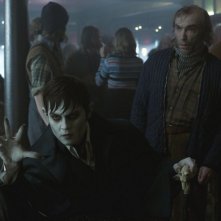 Dark Shadows: Johnny Depp in una scena del film insieme a Jackie Earle Haley