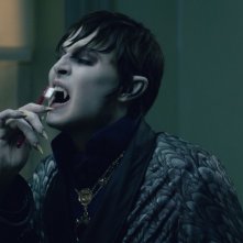Dark Shadows: Johnny Depp lucida i suoi appuntiti canini da vampiro in una scena del film