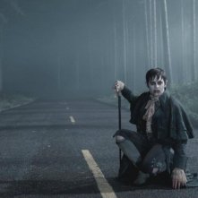Dark Shadows: Johnny Depp nella nebbia in una scena del film