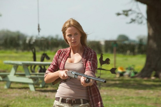 Emily Watson Imbraccia Il Fucile In Una Pericolosa Scena Di Looper 239165