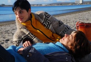 Il richiamo: Francesca Inaudi insieme a Sandra Ceccarelli in una scena sulla spiaggia
