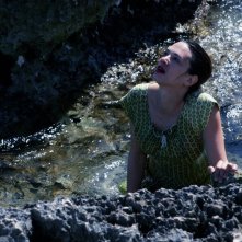 Isole: Asia Argento tra gli scogli in una scena del film