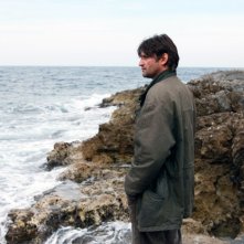 Isole: Ivan Franek guarda alla scogliera in una scena del film