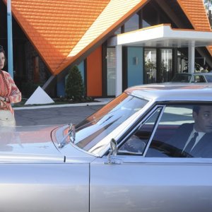 Jessica Paré e Jon Hamm nell'episodio Far Away Places della quinta stagione di Mad Men