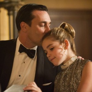 Jon Hamm e Kiernan Shipka nell'episodio At the Codfish Ball della quinta stagione di Mad Men
