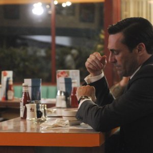 Jon Hamm in una scena dell'episodio Far Away Places della quinta stagione di Mad Men