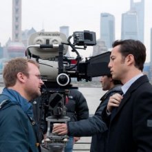 Joseph Gordon-Levitt, il regista Rian Johnson e una cinepresa sul set di Looper